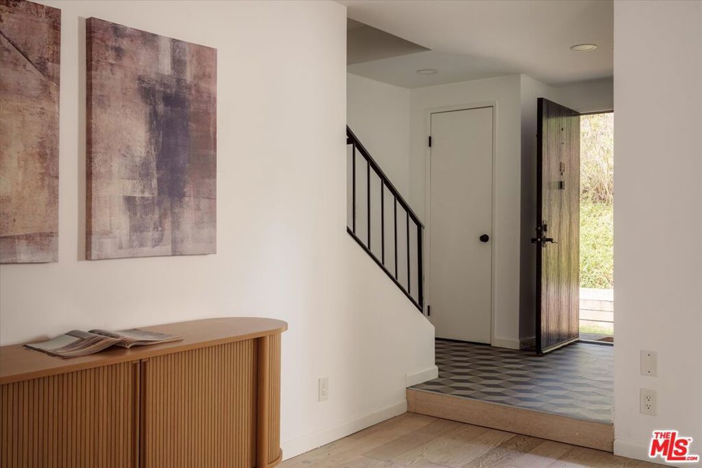 Image 2 of property listing at 9761 Via Pavia, Burbank, CA 91504