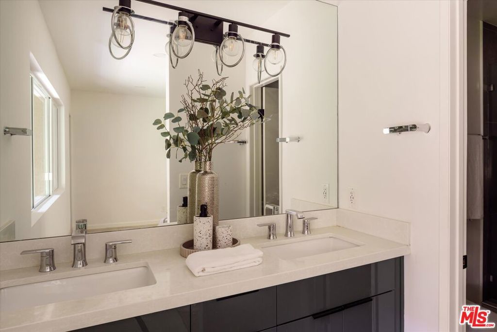 Image 22 of property listing at 9761 Via Pavia, Burbank, CA 91504