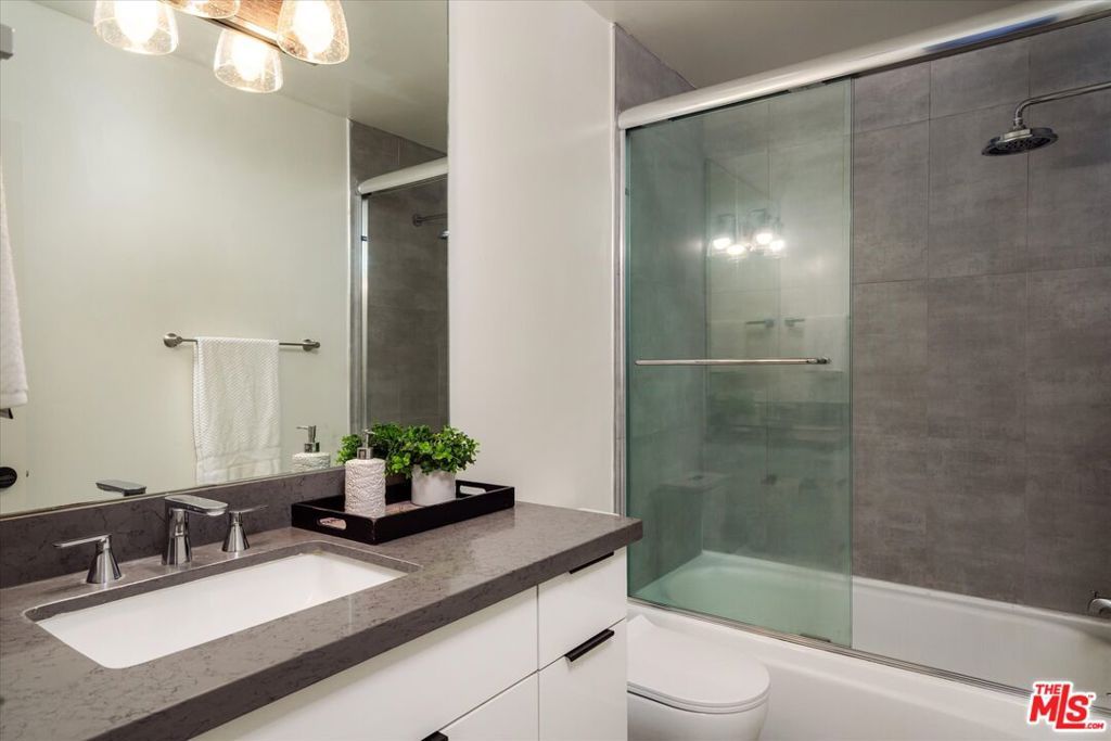 Image 27 of property listing at 9761 Via Pavia, Burbank, CA 91504