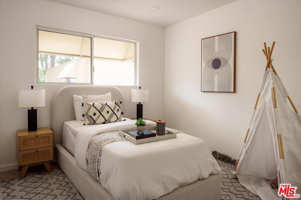 Image 28 of property listing at 9761 Via Pavia, Burbank, CA 91504