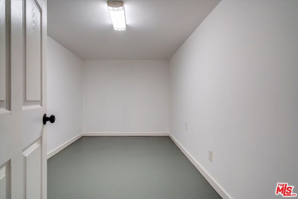 Image 29 of property listing at 9761 Via Pavia, Burbank, CA 91504