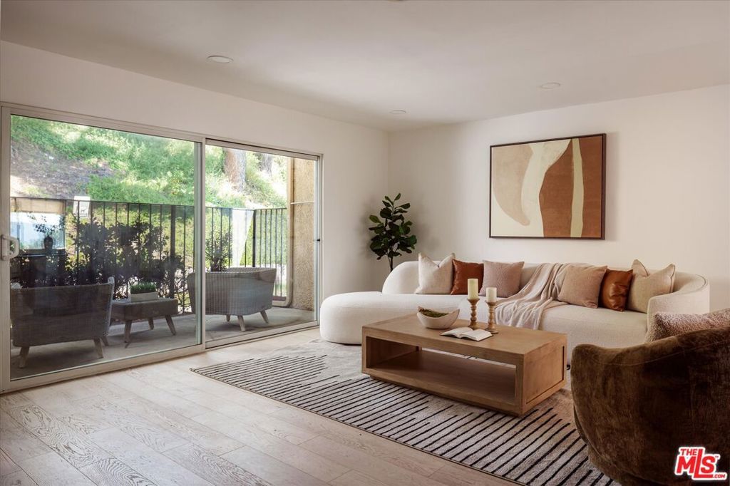 Image 3 of property listing at 9761 Via Pavia, Burbank, CA 91504