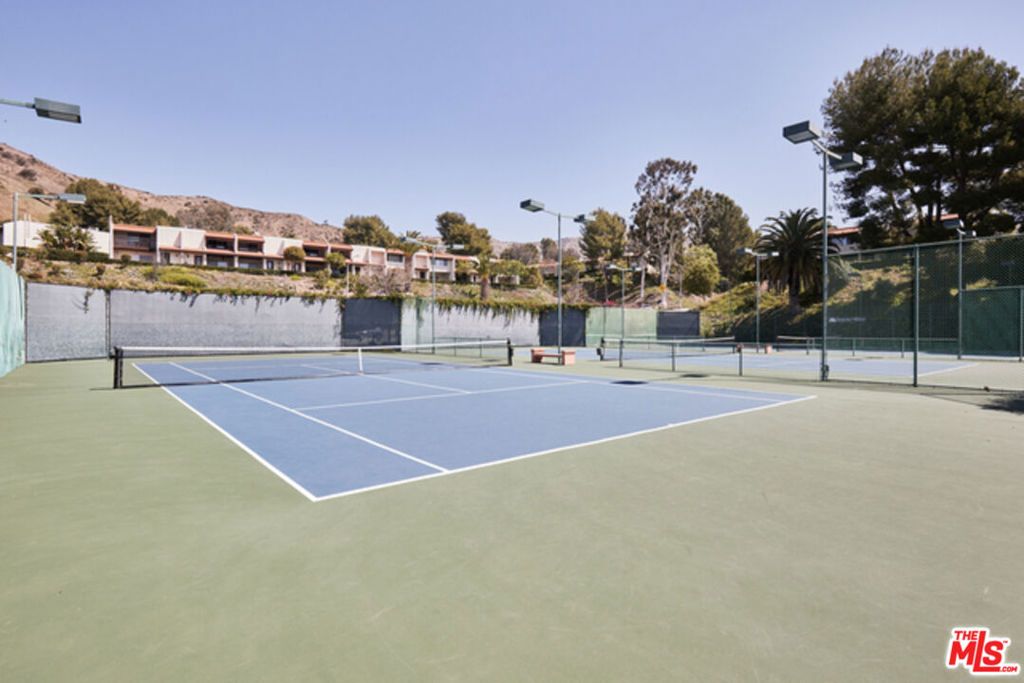 Image 34 of property listing at 9761 Via Pavia, Burbank, CA 91504