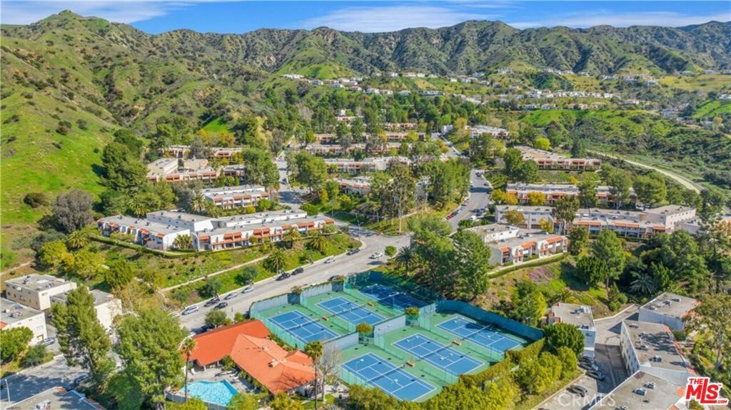 Image 36 of property listing at 9761 Via Pavia, Burbank, CA 91504