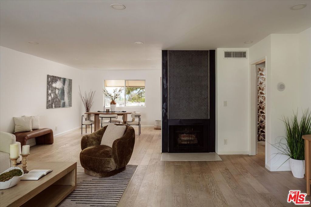 Image 6 of property listing at 9761 Via Pavia, Burbank, CA 91504