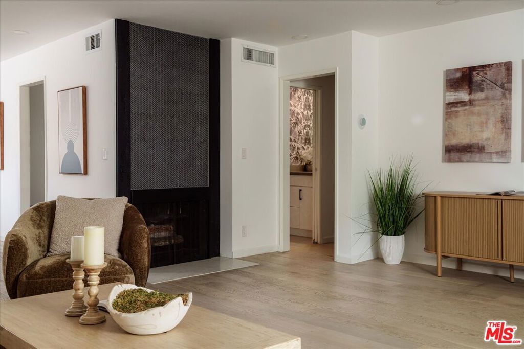 Image 7 of property listing at 9761 Via Pavia, Burbank, CA 91504