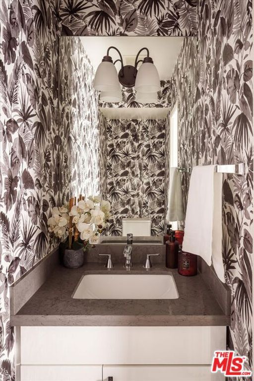 Image 8 of property listing at 9761 Via Pavia, Burbank, CA 91504