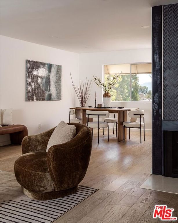 Image 9 of property listing at 9761 Via Pavia, Burbank, CA 91504