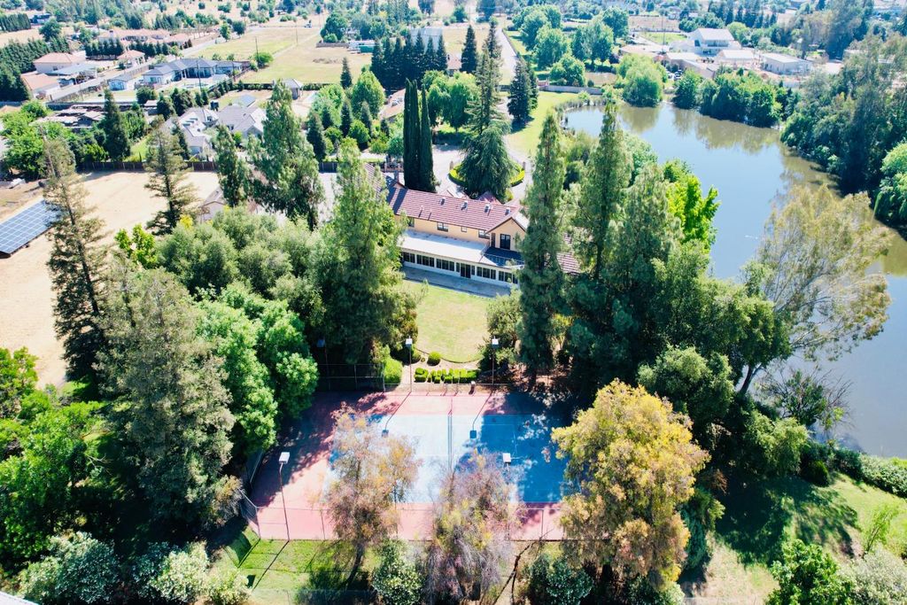 Image 11 of property listing at 8155 N Fowler Avenue, Clovis, CA 93619