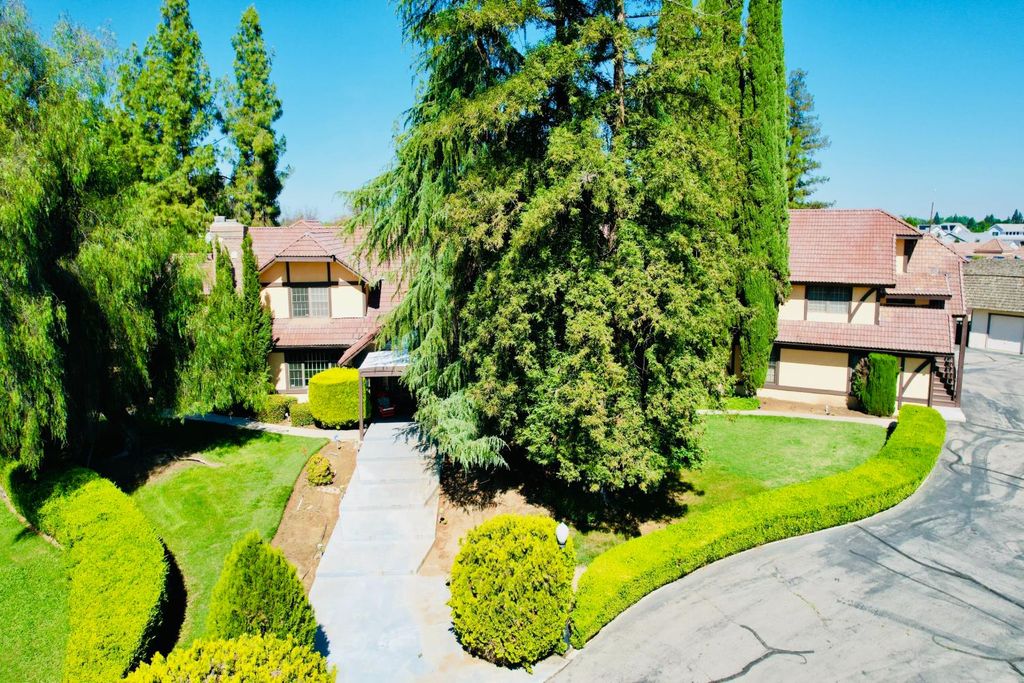 Image 2 of property listing at 8155 N Fowler Avenue, Clovis, CA 93619