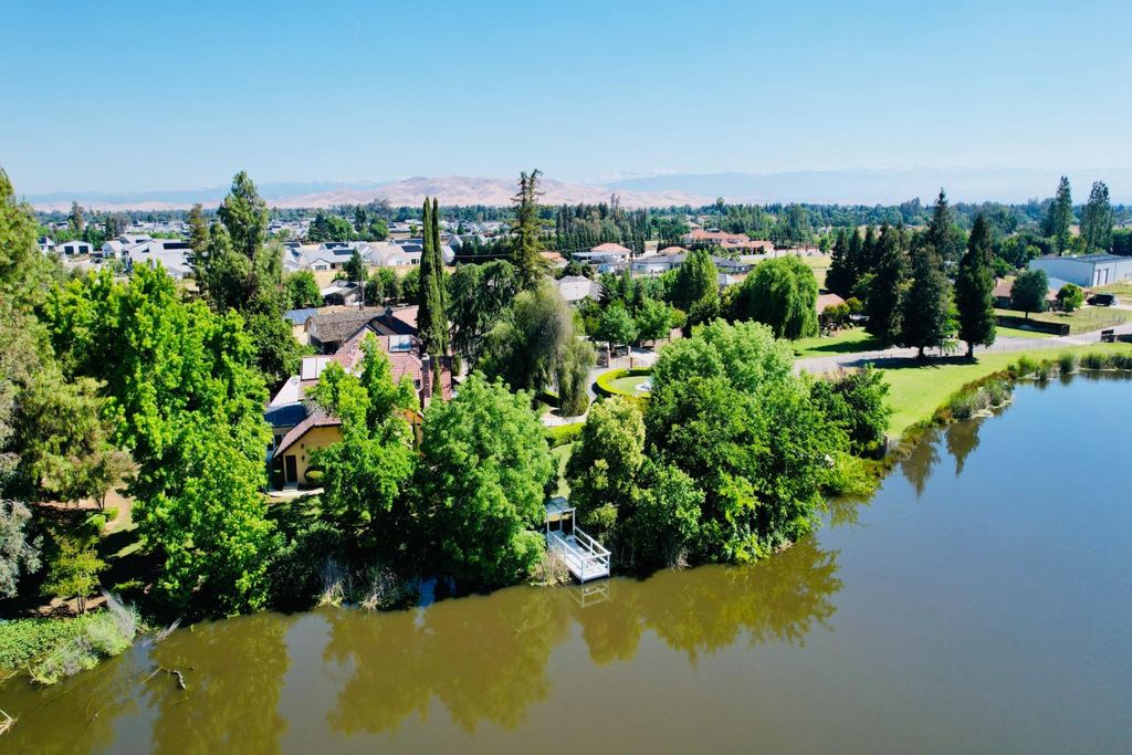 Image 3 of property listing at 8155 N Fowler Avenue, Clovis, CA 93619