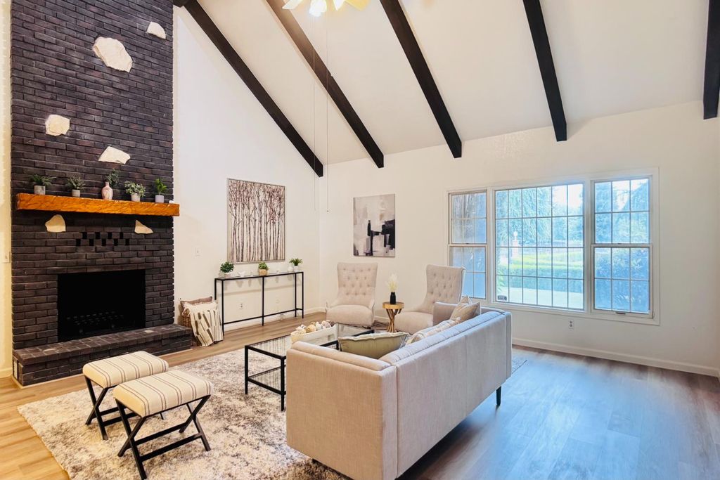 Image 30 of property listing at 8155 N Fowler Avenue, Clovis, CA 93619
