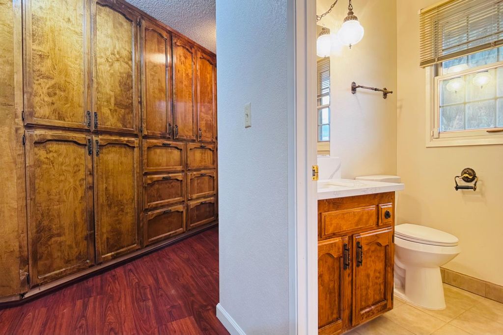 Image 33 of property listing at 8155 N Fowler Avenue, Clovis, CA 93619
