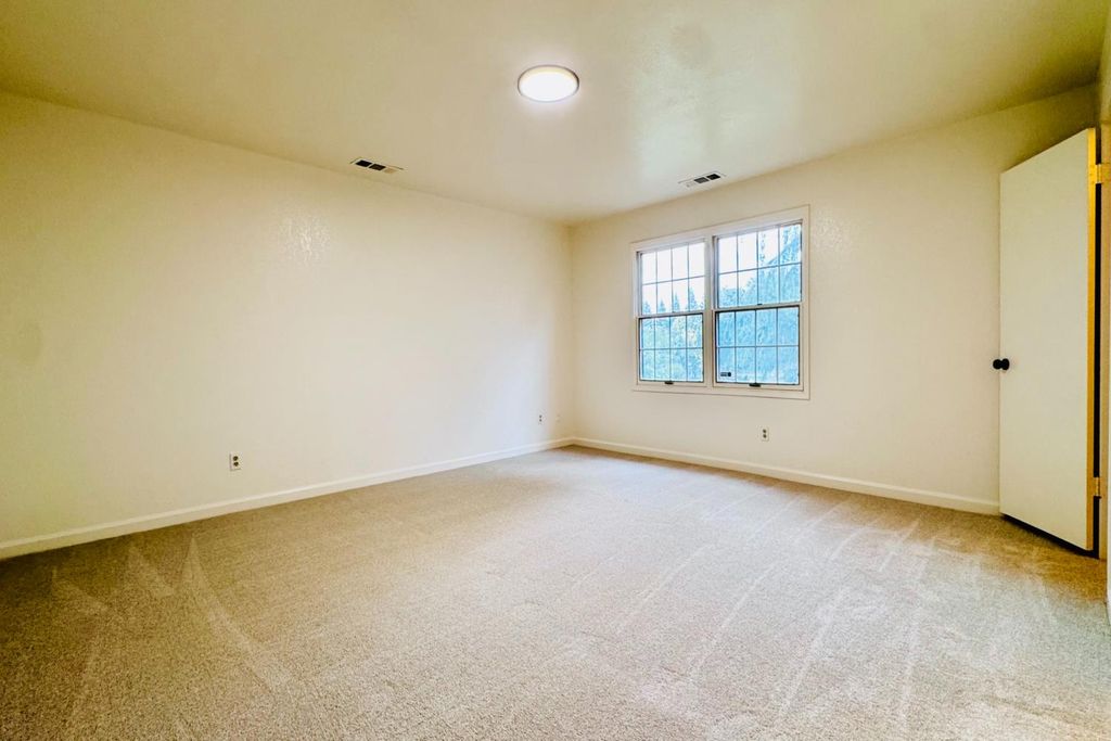 Image 40 of property listing at 8155 N Fowler Avenue, Clovis, CA 93619