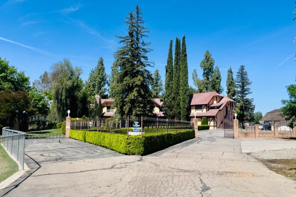 Image 5 of property listing at 8155 N Fowler Avenue, Clovis, CA 93619
