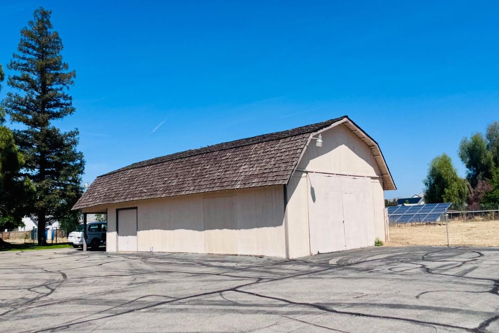 Image 61 of property listing at 8155 N Fowler Avenue, Clovis, CA 93619