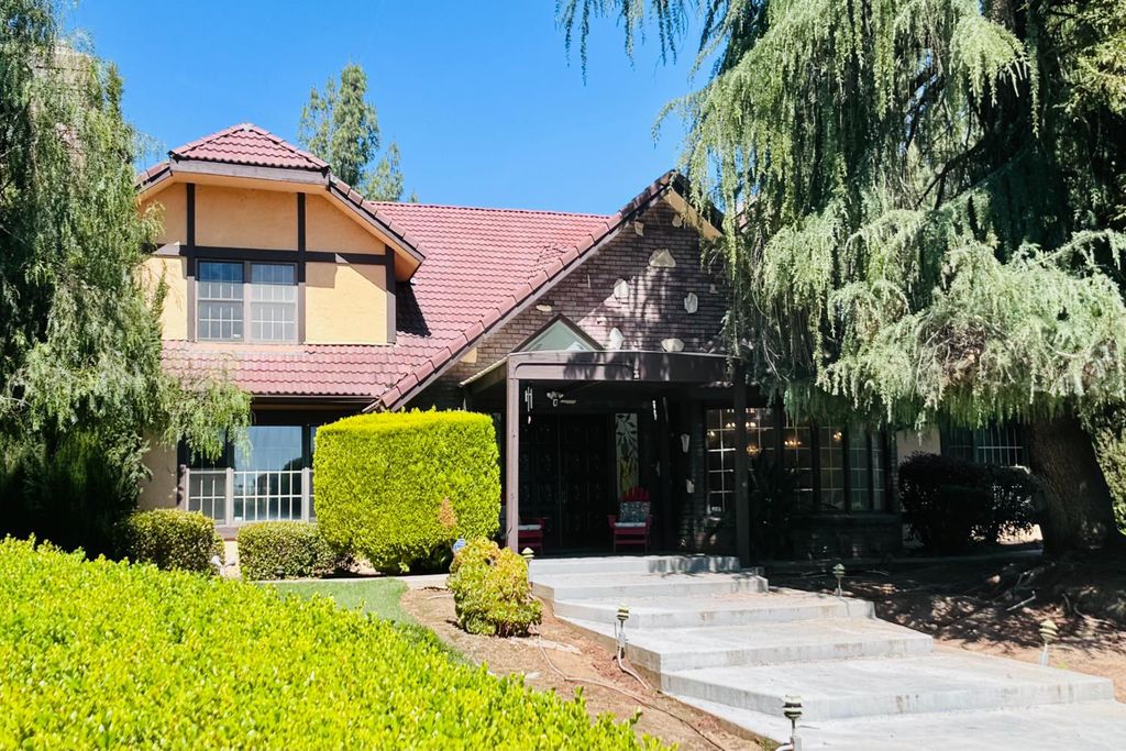 Image 8 of property listing at 8155 N Fowler Avenue, Clovis, CA 93619