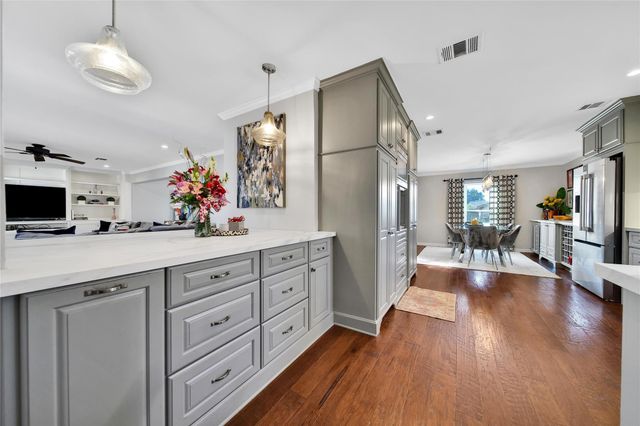 1018 Candlelight Lane, Houston, TX 77018