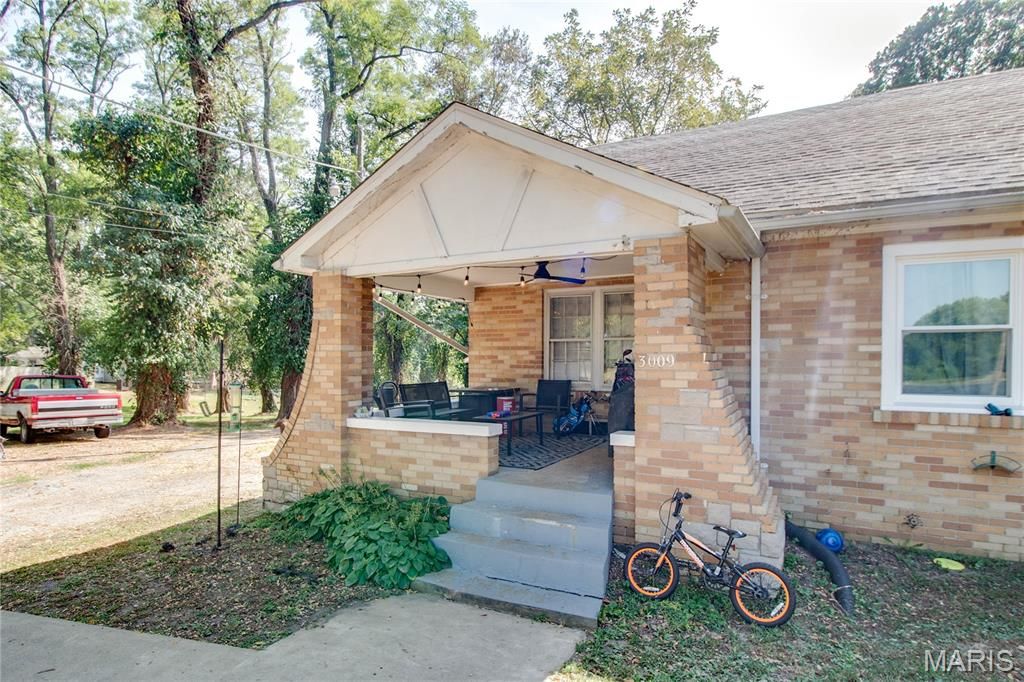 Image 11 of property listing at 3009 W Delmar Avenue, Godfrey, IL 62035