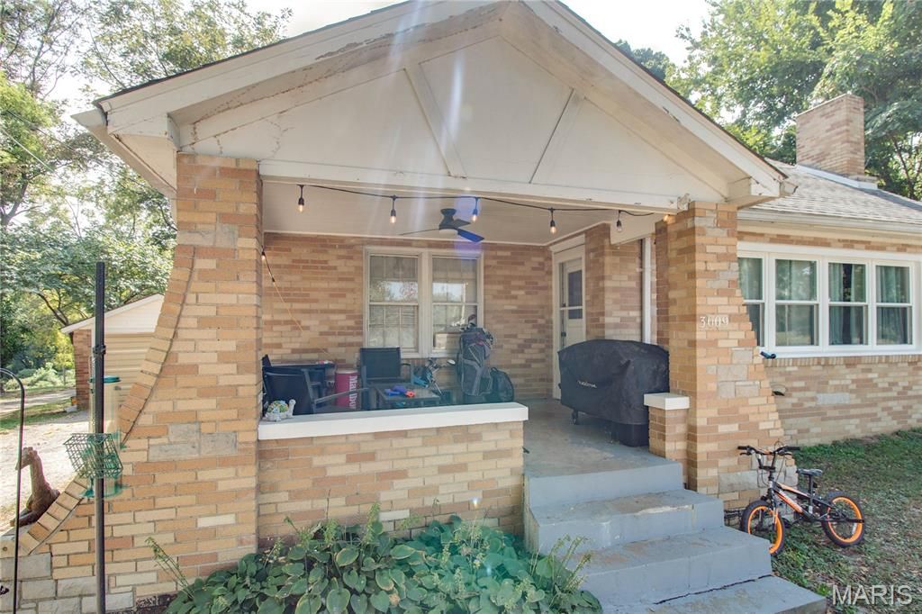 Image 12 of property listing at 3009 W Delmar Avenue, Godfrey, IL 62035