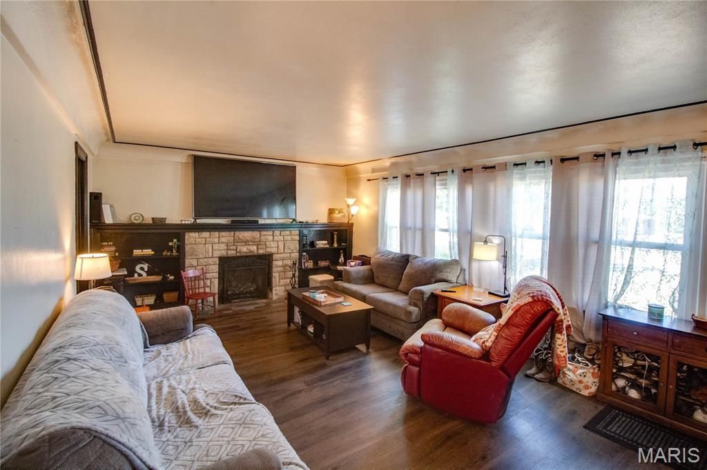 Image 16 of property listing at 3009 W Delmar Avenue, Godfrey, IL 62035