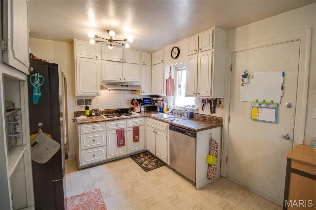 Image 21 of property listing at 3009 W Delmar Avenue, Godfrey, IL 62035
