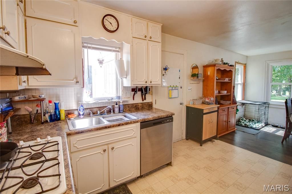 Image 23 of property listing at 3009 W Delmar Avenue, Godfrey, IL 62035