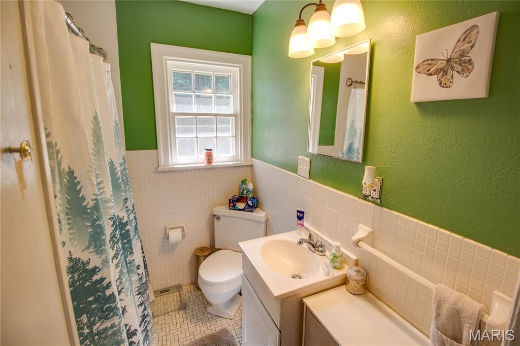 Image 24 of property listing at 3009 W Delmar Avenue, Godfrey, IL 62035