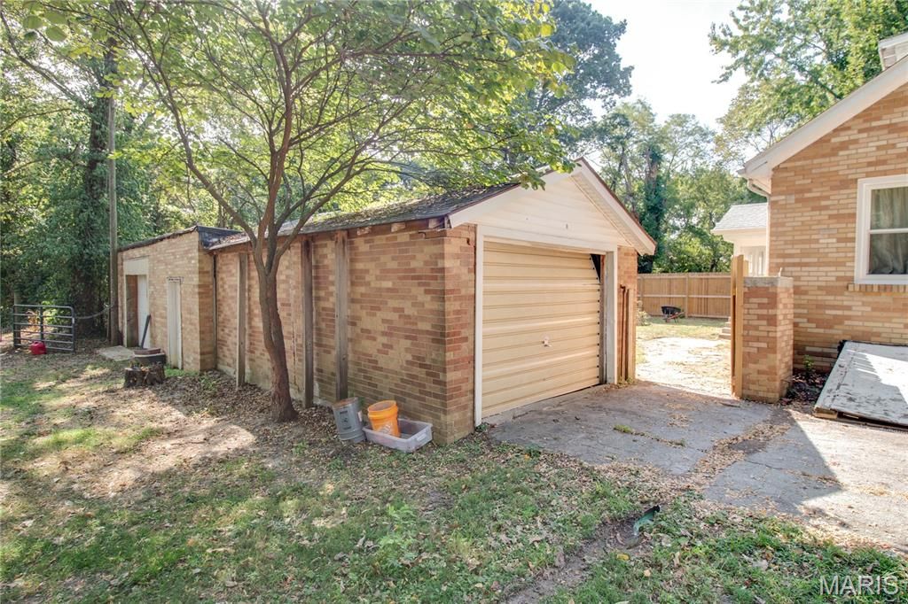 Image 37 of property listing at 3009 W Delmar Avenue, Godfrey, IL 62035
