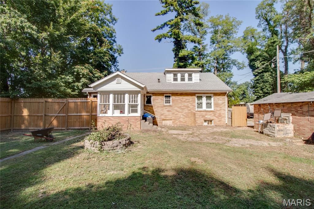 Image 39 of property listing at 3009 W Delmar Avenue, Godfrey, IL 62035