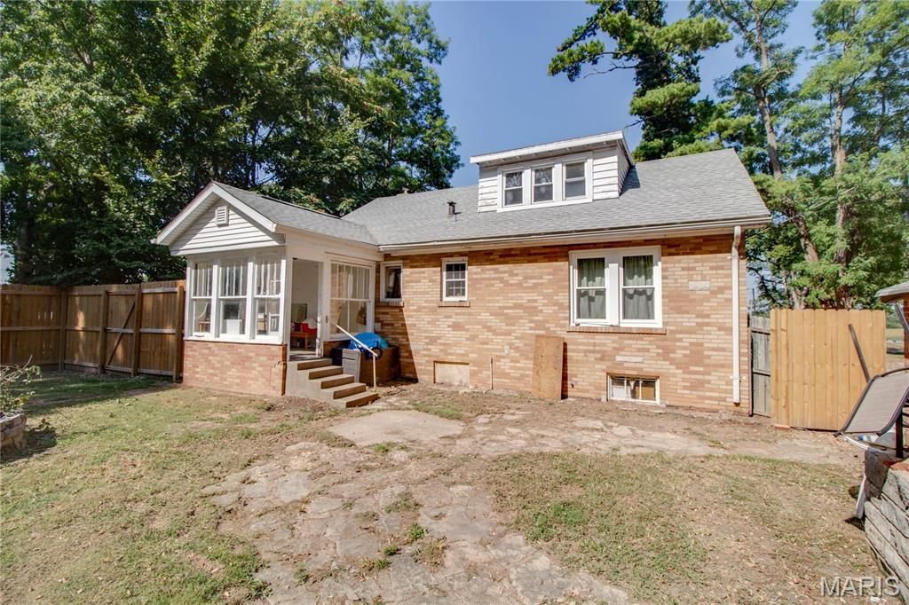Image 40 of property listing at 3009 W Delmar Avenue, Godfrey, IL 62035