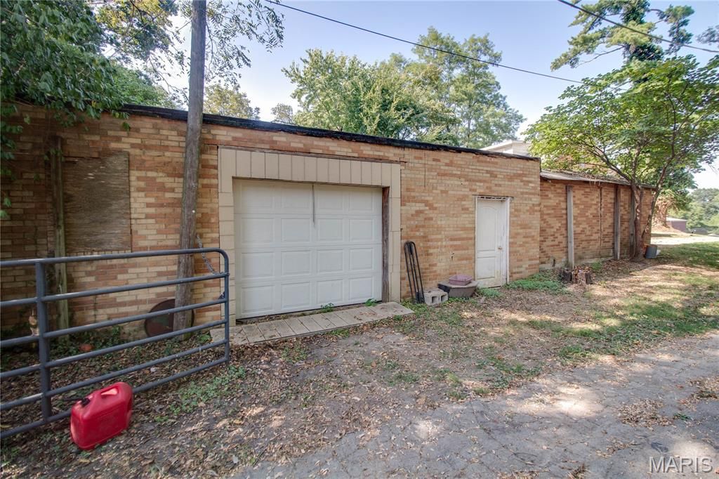 Image 46 of property listing at 3009 W Delmar Avenue, Godfrey, IL 62035