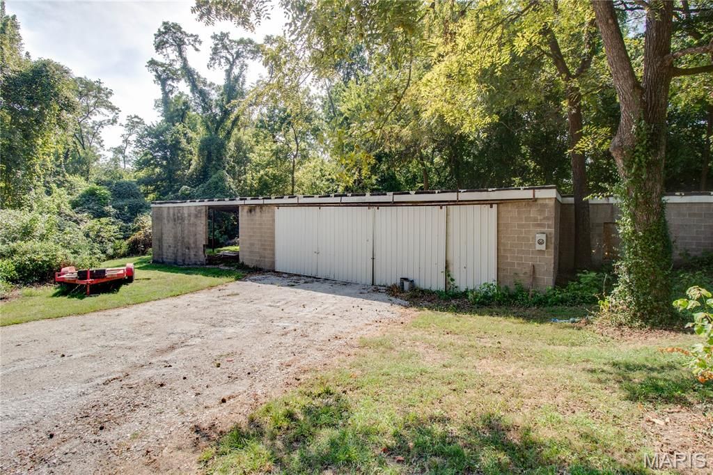 Image 48 of property listing at 3009 W Delmar Avenue, Godfrey, IL 62035