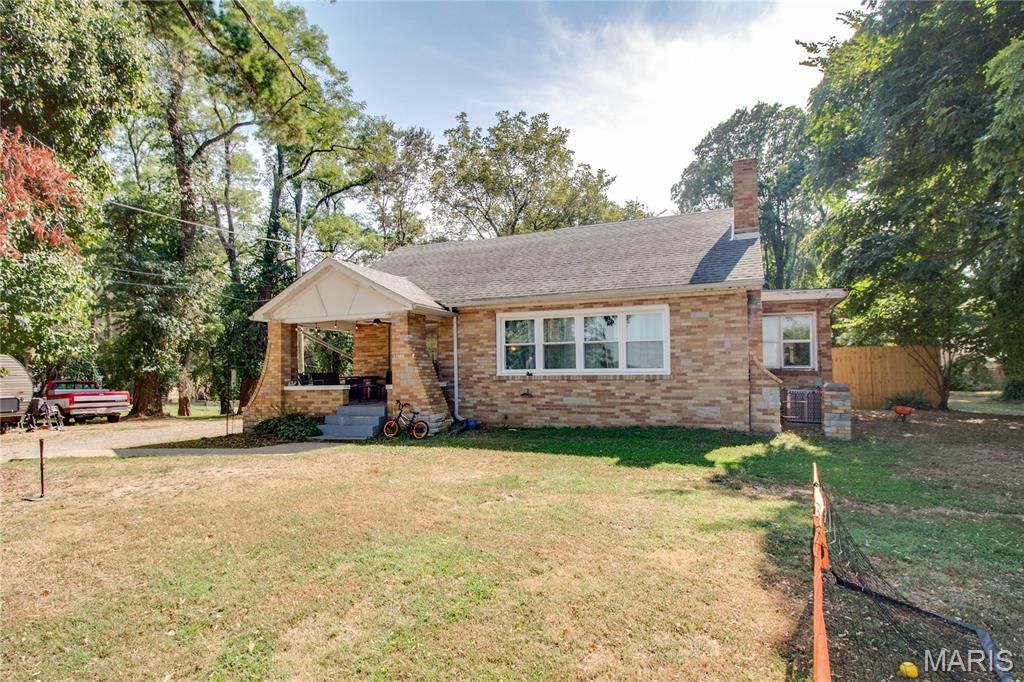 Image 9 of property listing at 3009 W Delmar Avenue, Godfrey, IL 62035