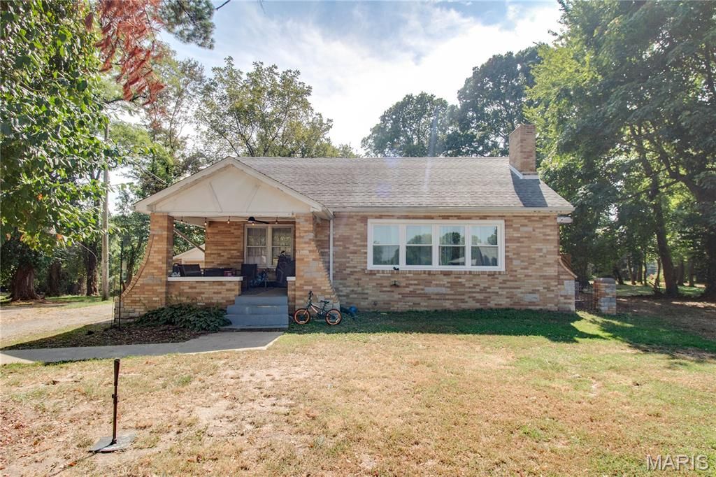 Image 10 of property listing at 3009 W Delmar Avenue, Godfrey, IL 62035