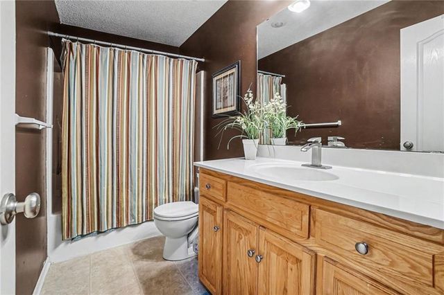 8528 N AVA Avenue, Kansas City, MO 64154