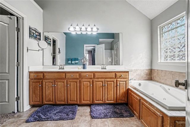 8528 N AVA Avenue, Kansas City, MO 64154