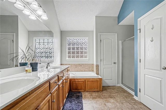 8528 N AVA Avenue, Kansas City, MO 64154