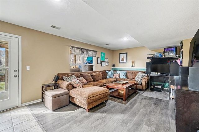 8528 N AVA Avenue, Kansas City, MO 64154