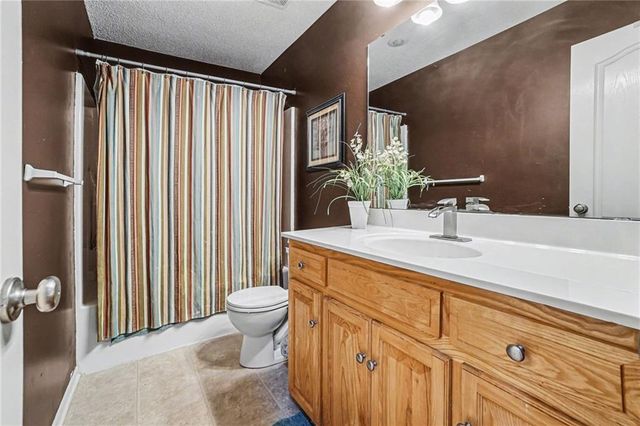 8528 N AVA Avenue, Kansas City, MO 64154