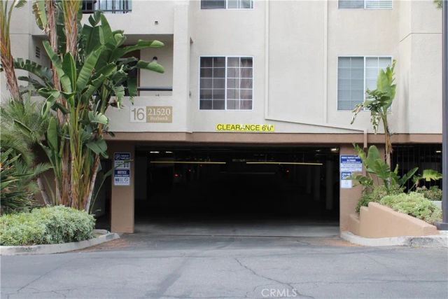 21520 Burbank 211, Woodland Hills, CA 91367