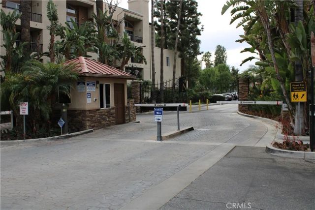 21520 Burbank 211, Woodland Hills, CA 91367