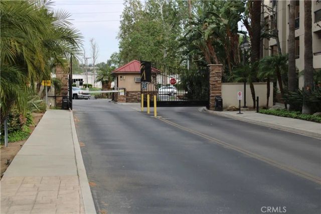 21520 Burbank 211, Woodland Hills, CA 91367