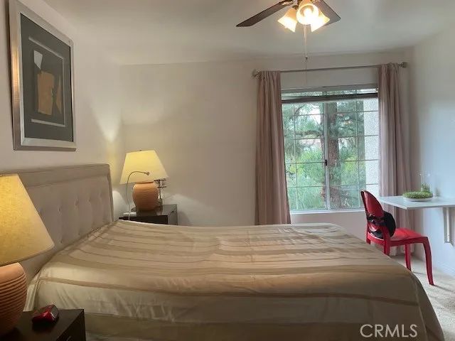 21520 Burbank 211, Woodland Hills, CA 91367