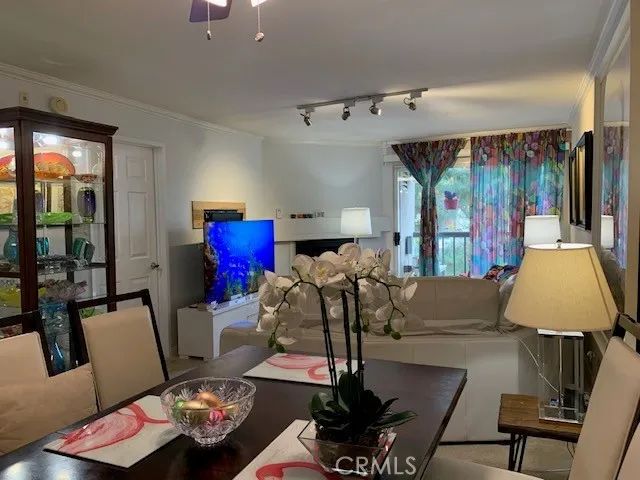 21520 Burbank 211, Woodland Hills, CA 91367
