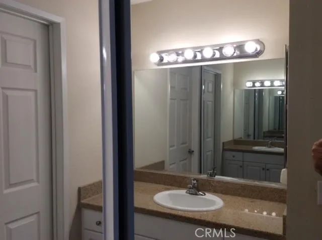21520 Burbank 211, Woodland Hills, CA 91367