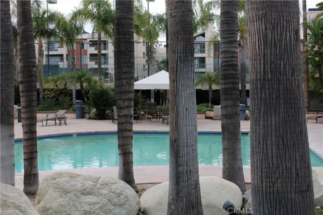 21520 Burbank 211, Woodland Hills, CA 91367