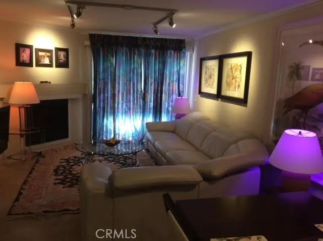 21520 Burbank 211, Woodland Hills, CA 91367
