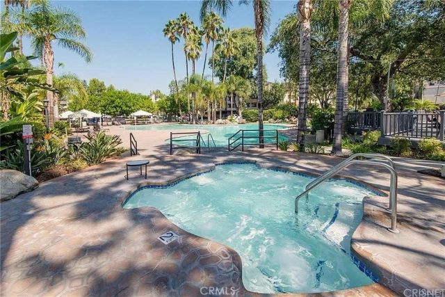 21520 Burbank 211, Woodland Hills, CA 91367