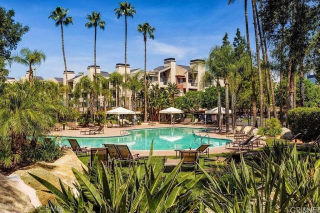 21520 Burbank 211, Woodland Hills, CA 91367